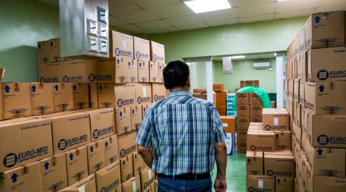 Mayor Ruffy Biazon inspects a new batch of medical supplies at Ospital ng Muntinlupa on May 27 (Photo from Mayor Biazon's Facebook account) 