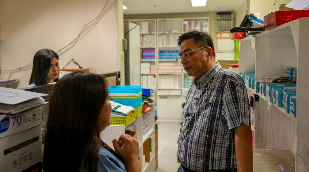 Mayor Ruffy Biazon talks to personnel at Ospital ng Muntinlupa on May 27 (Photo from Mayor Biazon's Facebook account) 