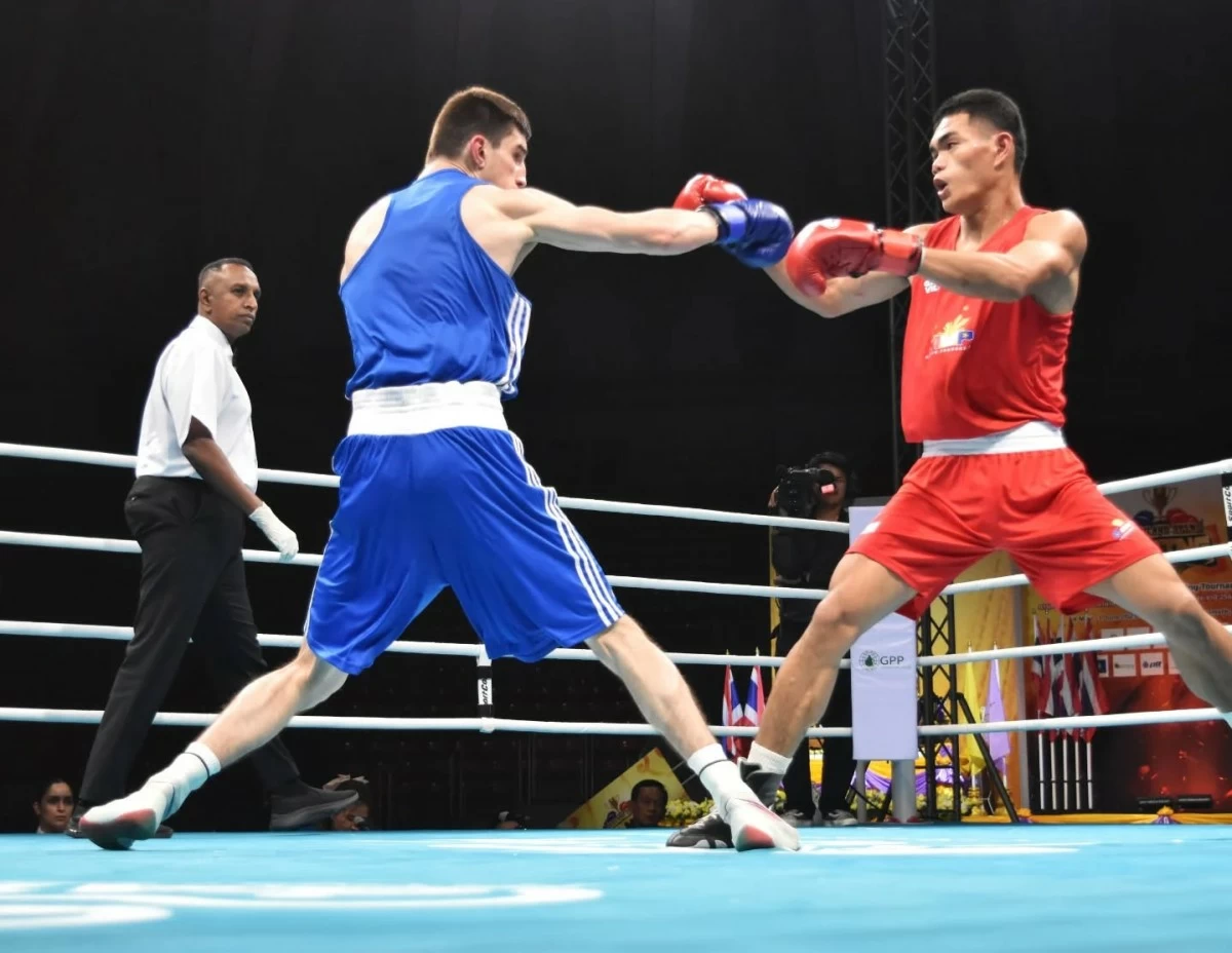 Mark Ashley Fajardo, right, battles Ukraine’s Nikita Pohozhyi in the men’s welterweight (65kg) quarterfinals of the Thailand Open International Boxing Tournament. (Asian Boxing)