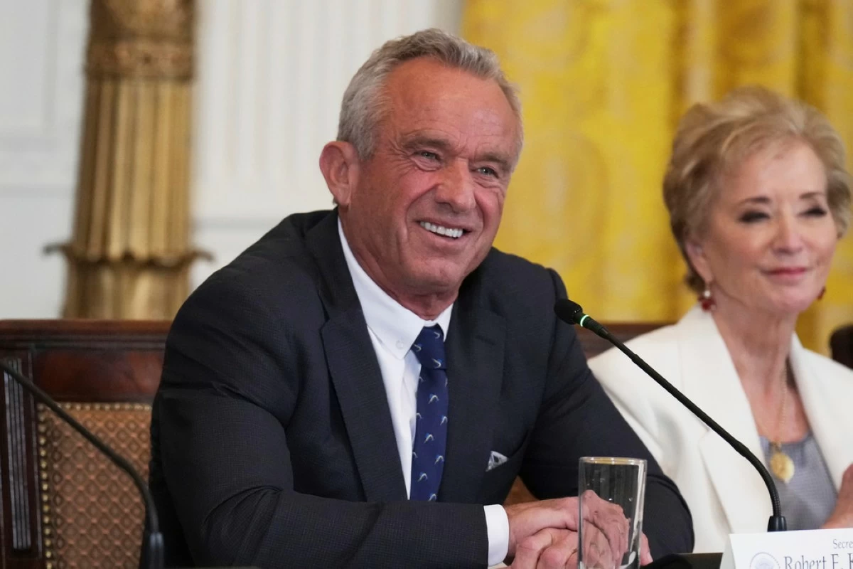 Health and Human Services Secretary Robert F. Kennedy Jr., left, and Education Secretary Linda McMahon attend a Make America Healthy Again (MAHA) Commission Event in the East Room of the White House, Thursday, May 22, 2025, in Washington. (AP Photo/Jacquelyn Martin)