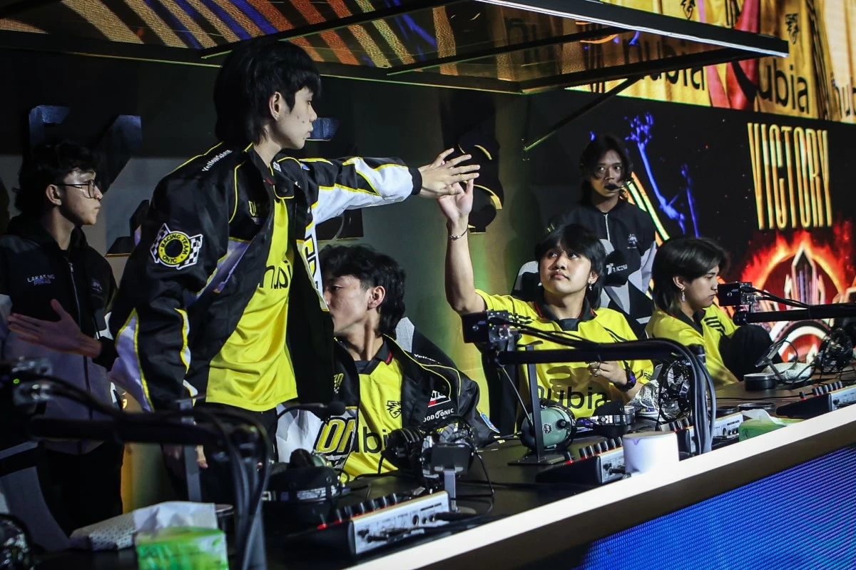 Members pf Onic Philippines celebrate after the big win (MPL PH photo)