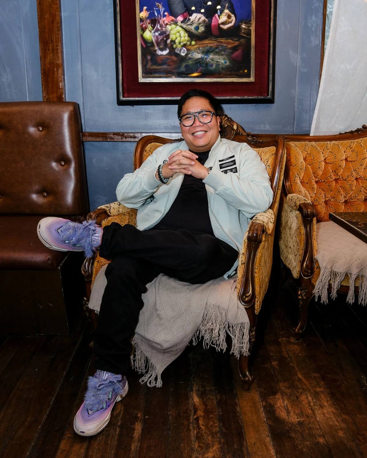 Jugs Jugueta poses in a full Anta outfit, featuring the Kai 2 “Artist On
Court” as his sneaker of choice. (Photo credits to @vynimalism)