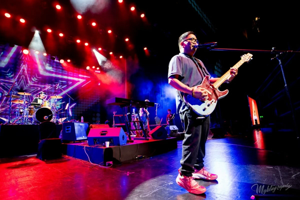 Jugs wears the Anta Kai1 “Jelly” as he and The Itchyworms serenade the crowd. (Photo credits to @myktography)