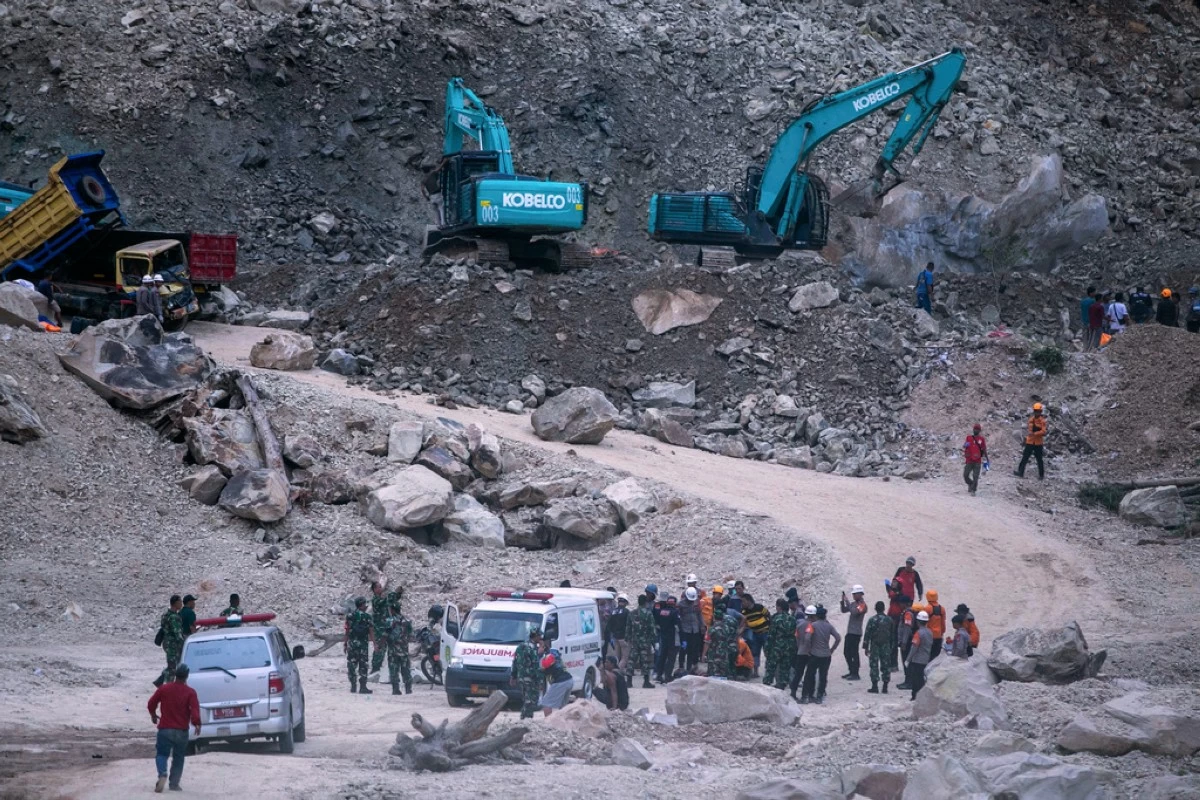 Rescuers search for victims after a natural stones quarry collapsed in Cirebon district , West Java province, Indonesia, Friday, 30, 2025. (AP Photo/Okri Riyana)