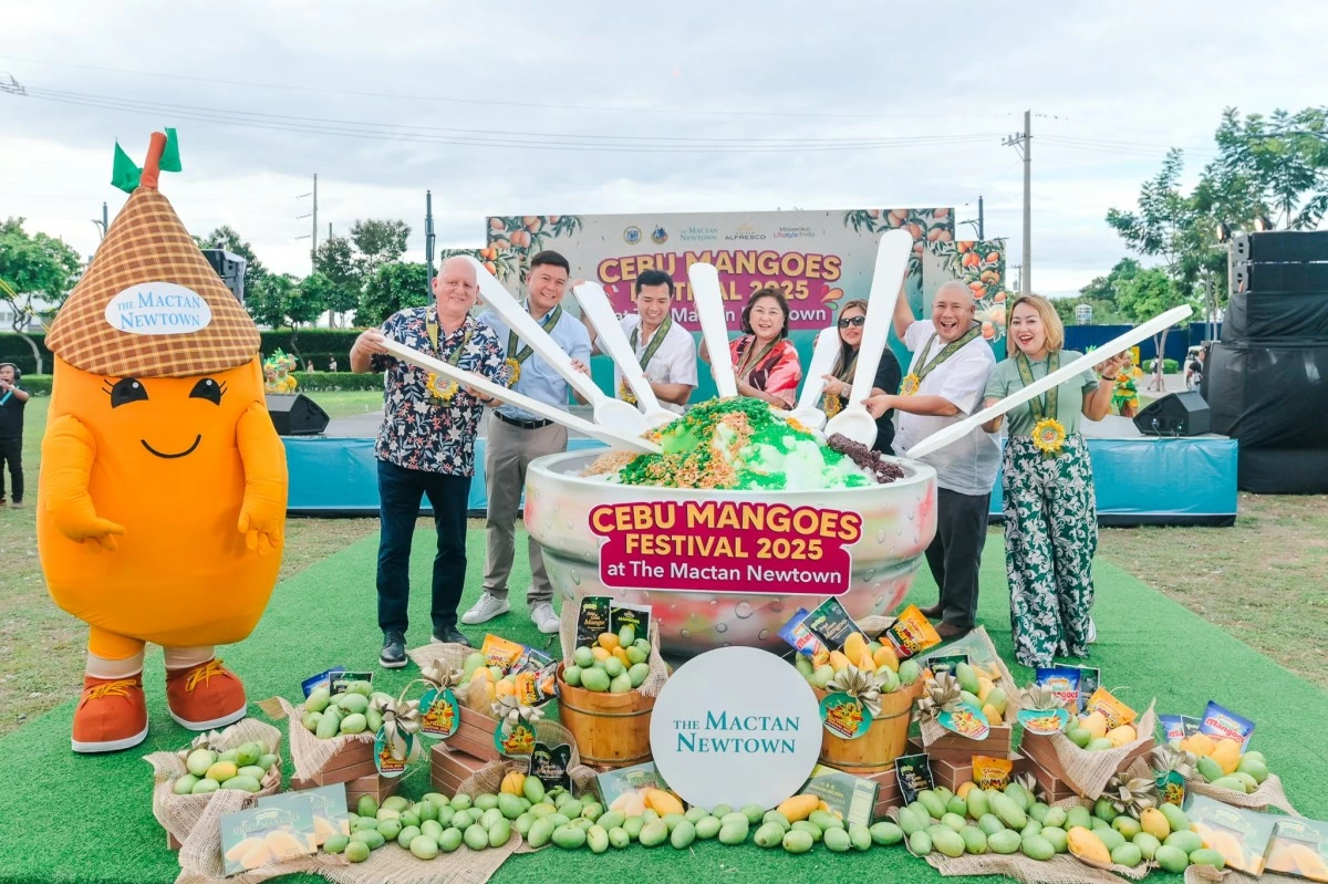 VIP guests shared a moment around the giant 200-kilogram mango halo-halo
