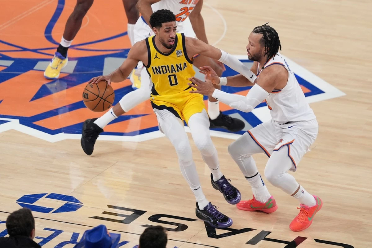 Indiana Pacers guard Tyrese Haliburton (0) drives against New York Knicks guard Jalen Brunson (11) during the first quarter of Game 5 of the NBA basketball Eastern Conference final, Thursday, May 29, 2025, in New York. (AP Photo/Frank Franklin II)