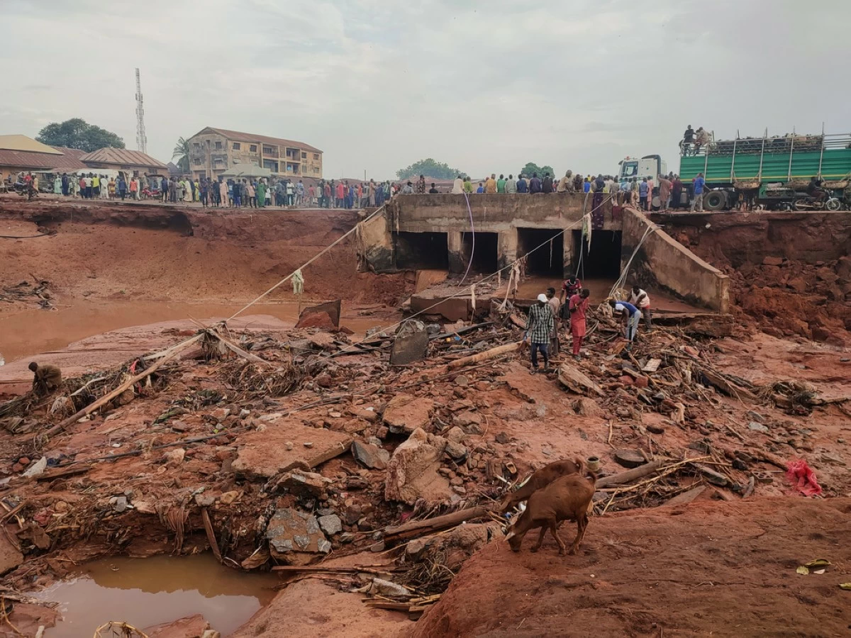 People search in flooded area following a downpour in Mokwa, Nigeria, Friday, May 30, 2025. (AP Photo/Chenemi Bamaiyi)