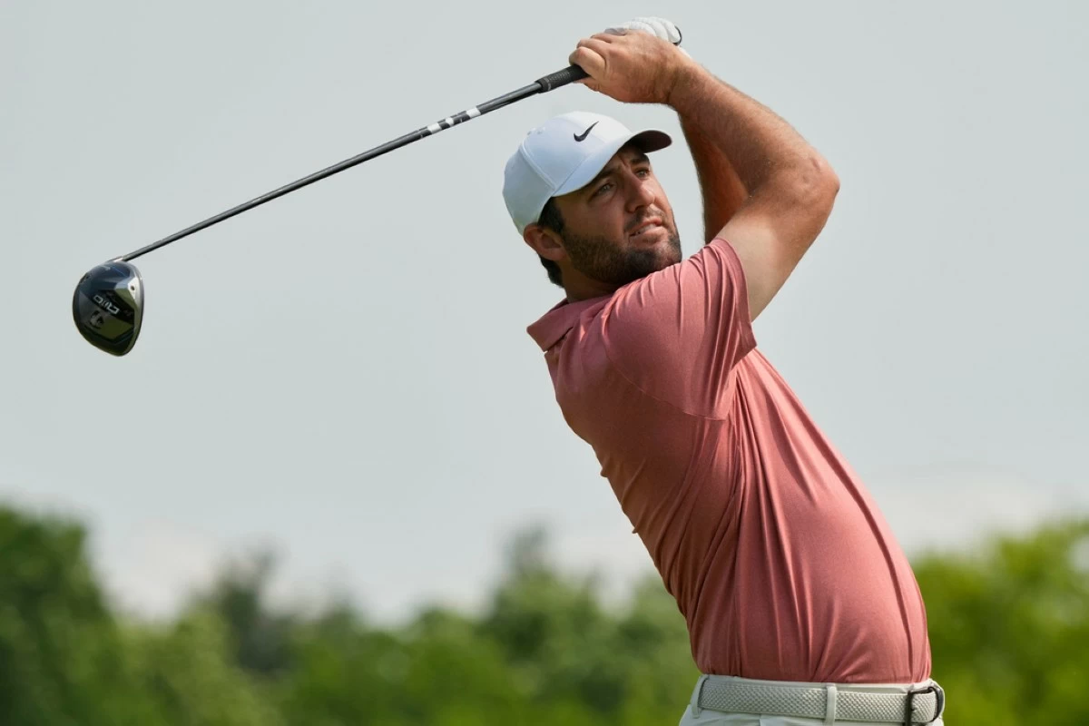 Scottie Scheffler hits from the fifth tee during the third round of the Memorial golf tournament Saturday, May 31, 2025, in Dublin, Ohio. (AP Photo/Sue Ogrocki)