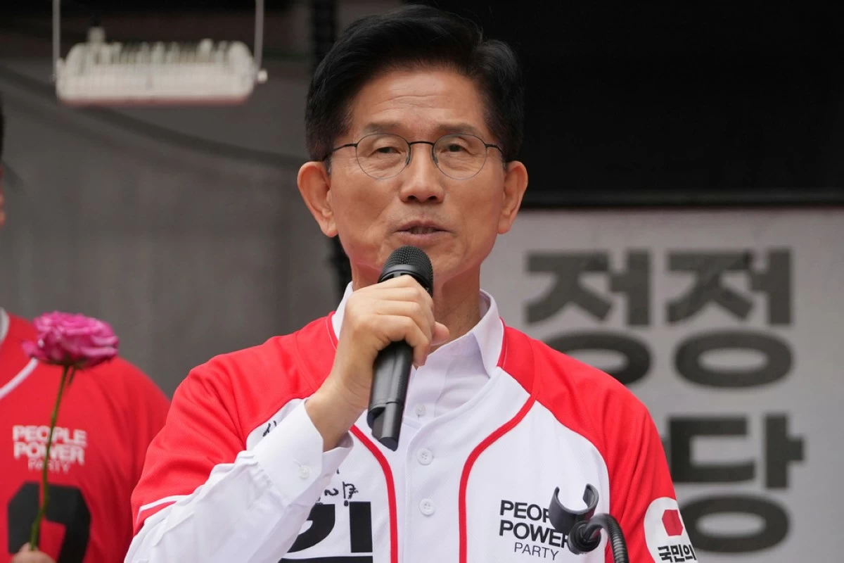 FILE - South Korea's People Power Party's presidential candidate Kim Moon Soo speaks during a presidential election campaign in Seoul, South Korea, Monday, May 19, 2025. (AP Photo/Lee Jin-man, File)