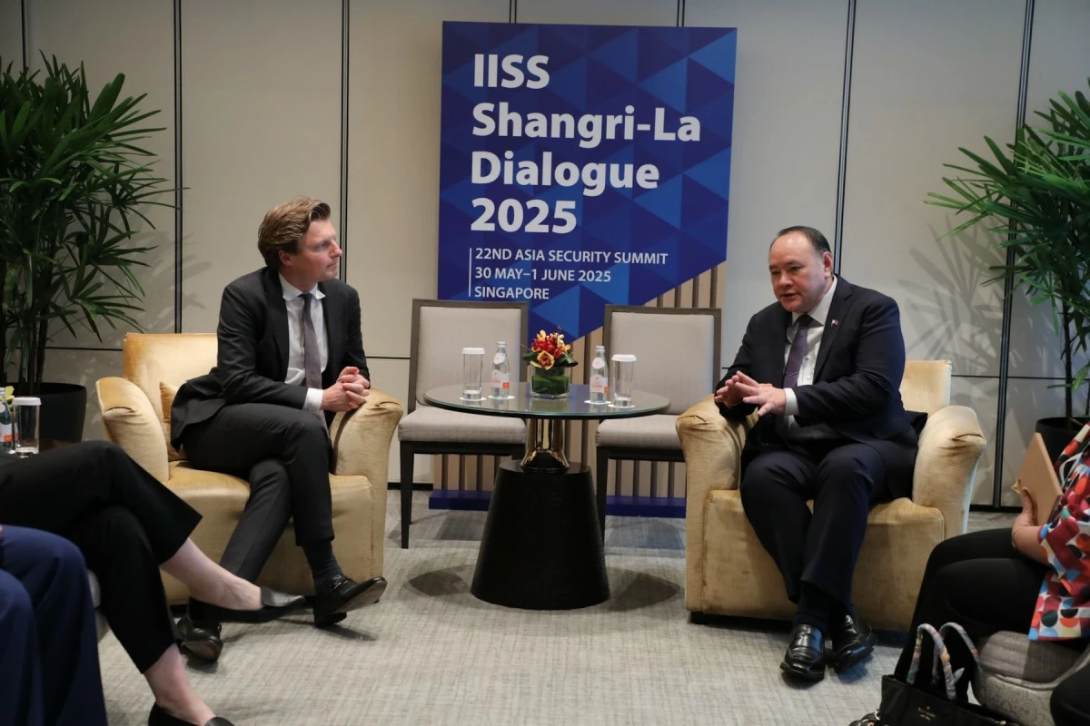 Department of National Defense (DND) Secretary Gilberto C. Teodoro Jr. (right) meets with Dutch Minister of Defence Ruben Brekelmans on the sidelines of the Shangri-La Dialogue in Singapore on June 1, 2025. (Photo: DND)