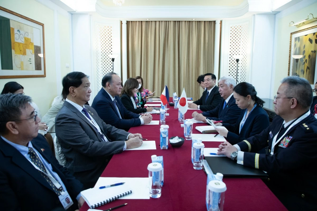 The Philippine delegation led by Department of National Defense (DND) Secretary Gilberto C. Teodoro Jr. (third from left) meets with the Japanese delegation led by Minister Gen Nakatani (third from right) on the sidelines of the Shangri-La Dialogue in Singapore on June 1, 2025. (Photo: DND)