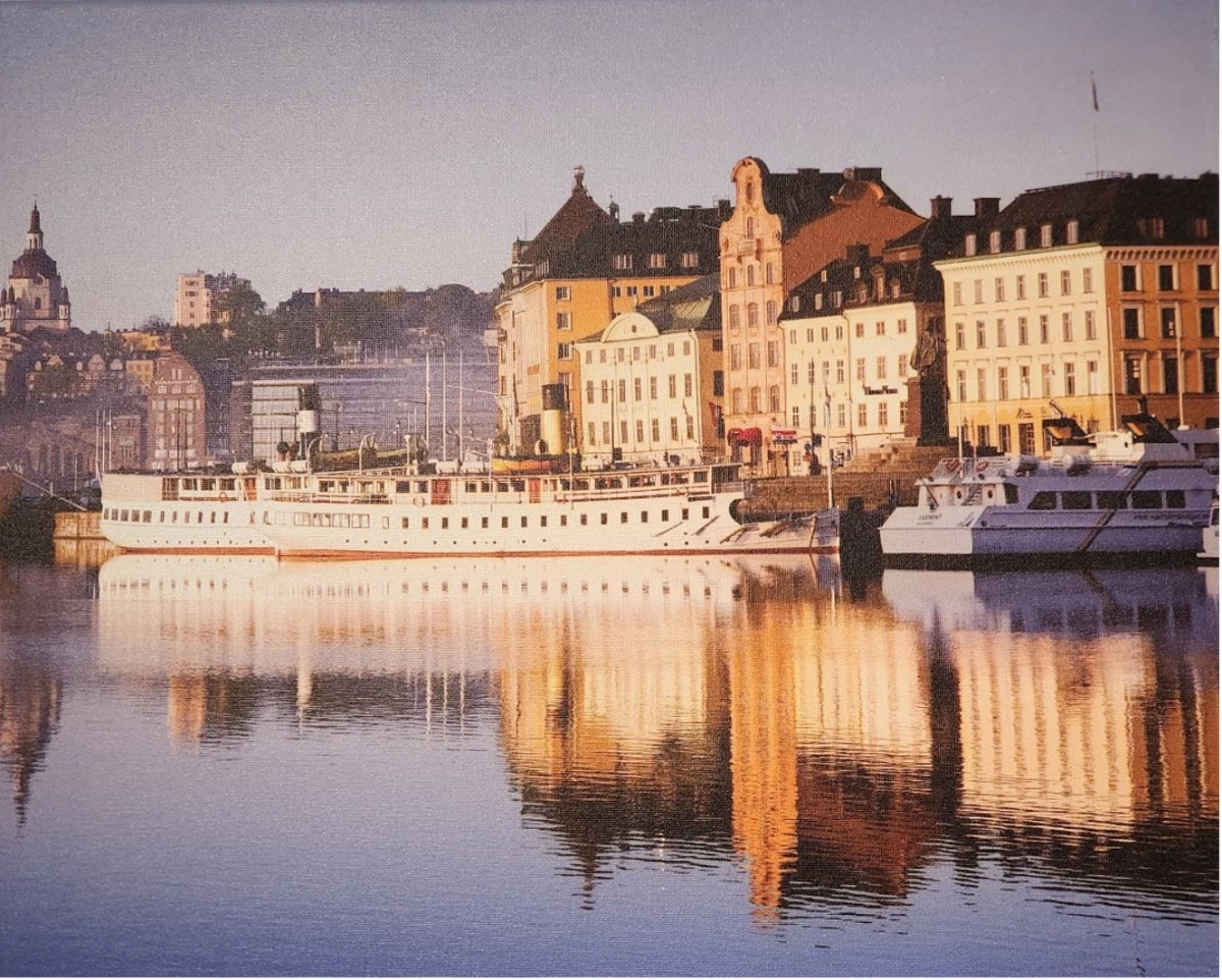 Skeppsbron runs from Slussen down past the Royal Castle, Stockholms’ oldest and most important dock until late 1700’s. Skeppsbron by Ola Ericson