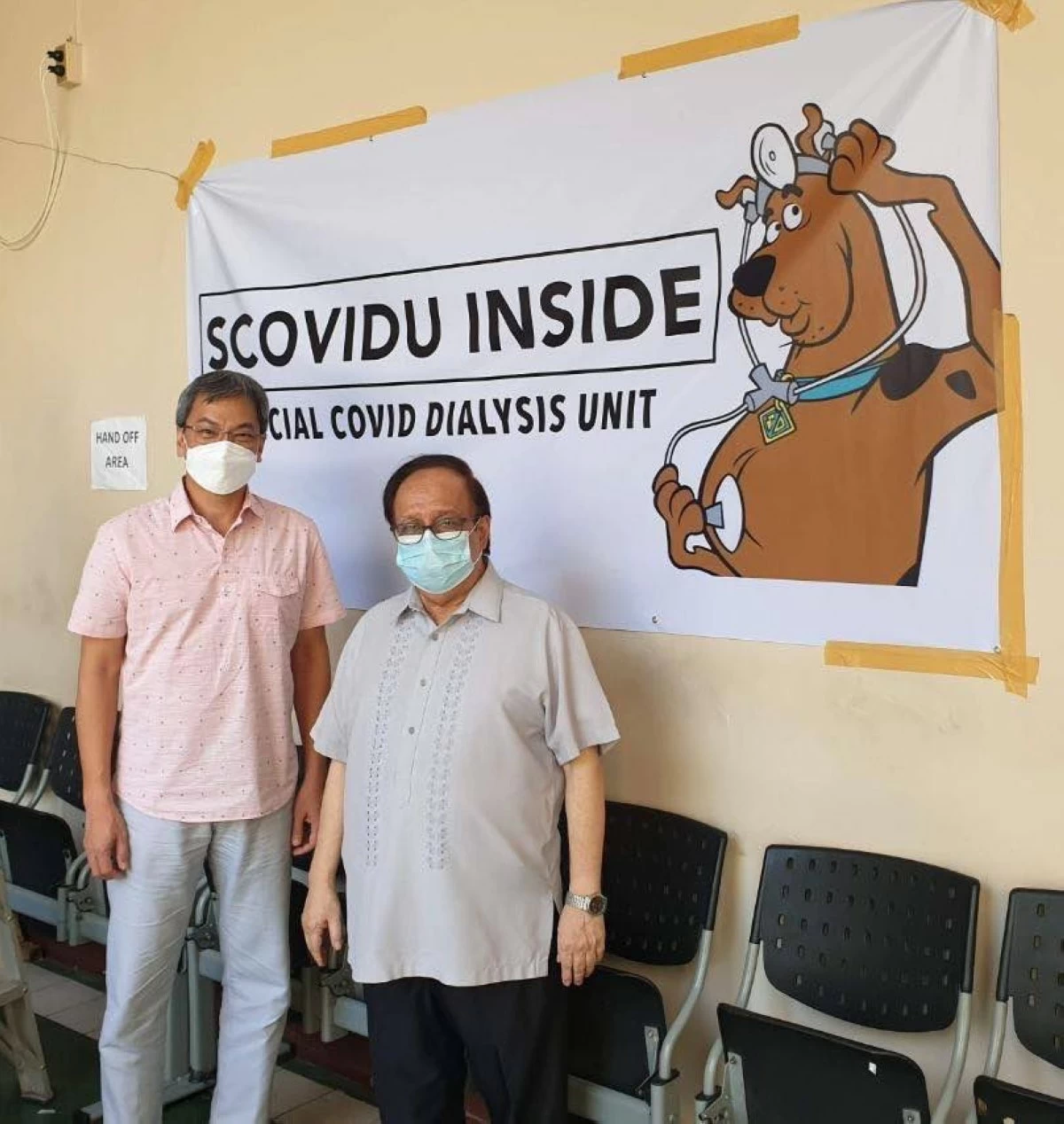 A BRIGHT SENSE OF HUMOR Dr. Alonso and PGH Director Gerardo “Gap” Legaspi at the SCOVIDU unit during the Covid-19 pandemic. (Photo from Dr. Maia Arbatin | Facebook)