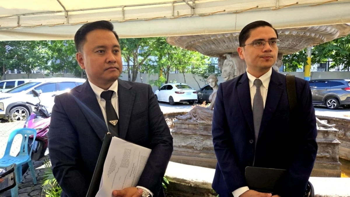 Vic Sotto's lawyers Enrique Dela Cruz Jr (left) and Isaiah Asuncion III (Jonathan Hicap)