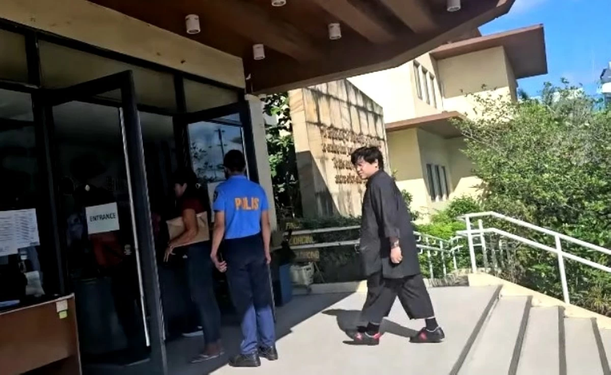 Director Darryl Yap arrives at the Muntinlupa Hall of Justice on June 3 for his arraignment in two cases of cyber libel filed by actor Vic Sotto (Jonathan Hicap)