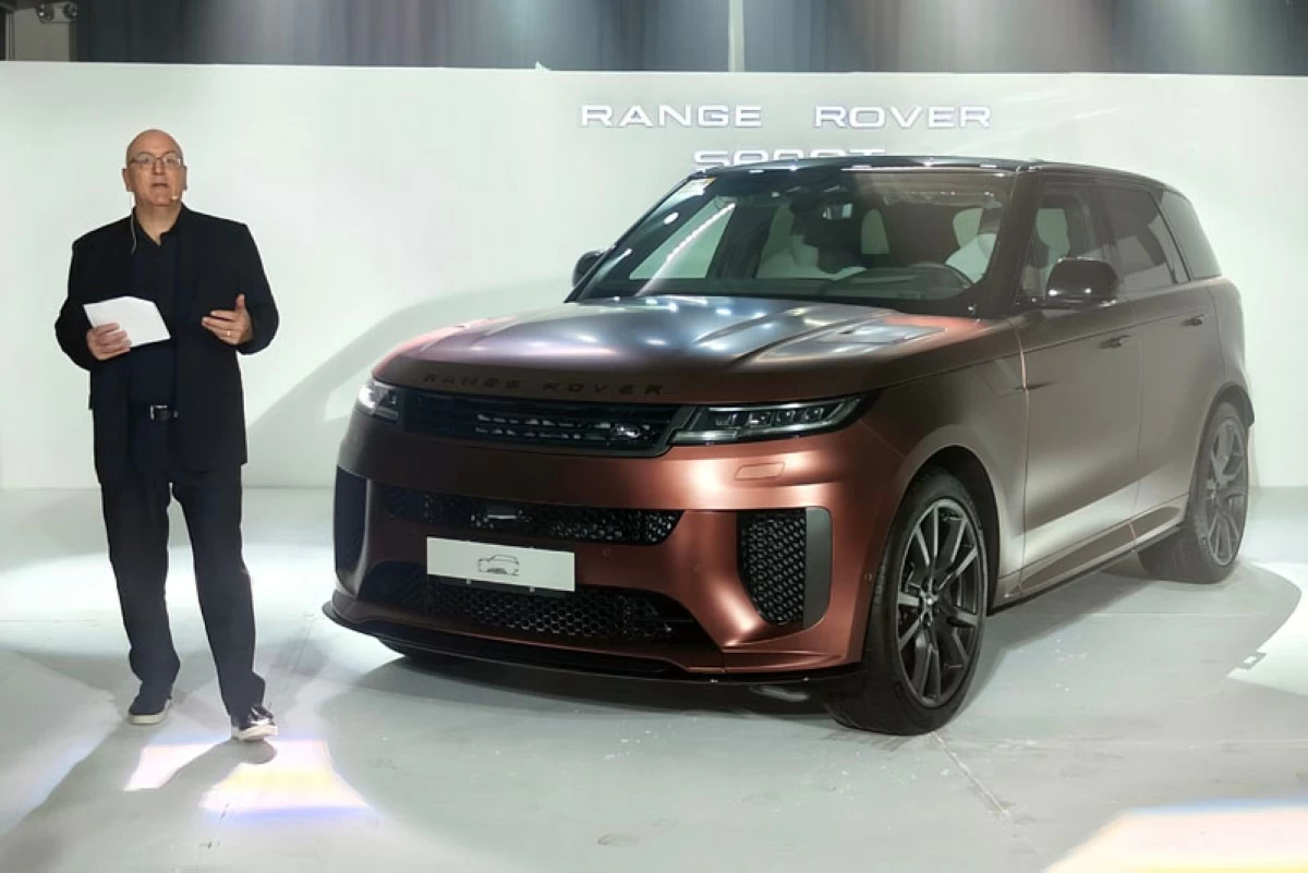 Chris Ward, IC Land Automotive Vice President with the new Range Rover Sport SV Edition Two.