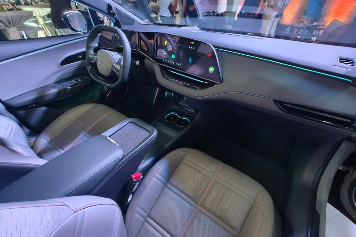 Interior of the Hongqi EH7