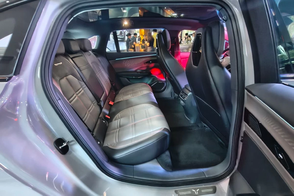 Rear seats of the Hongqi EH7