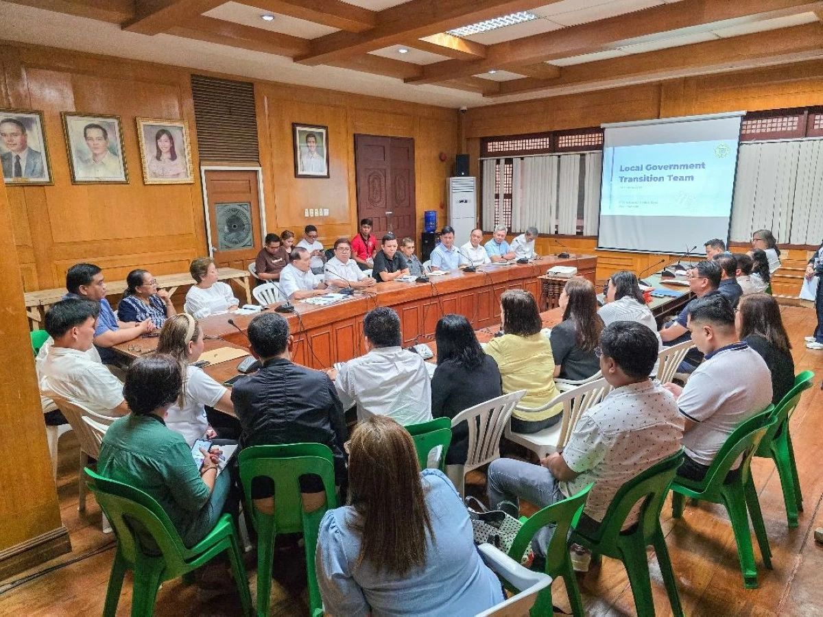 MEMBERS of the Dalipe and Olaso administrations hold a transition meeting on June 3. (Photo via Liza Jocson)