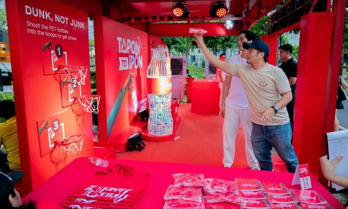 At the ‘Tapon to Ipon’ activation in BGC, attendees dropped off their empty PET bottles and joined the ‘Dunk, Not Junk’ shooting hoops game for a chance to win Coca-Cola merchandise, refreshing products, and other exciting prizes.