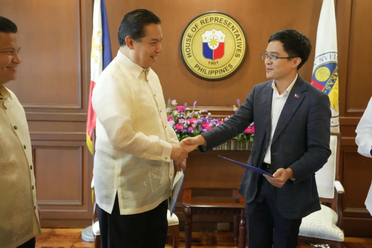 House Speaker Martin Romualdez (left) shakes hands with incoming Batangas 1st district Leandro Legarda Leviste (Contributed photo)