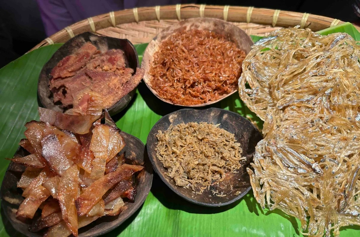 Assorted Dried Fish and Bacon Crisps