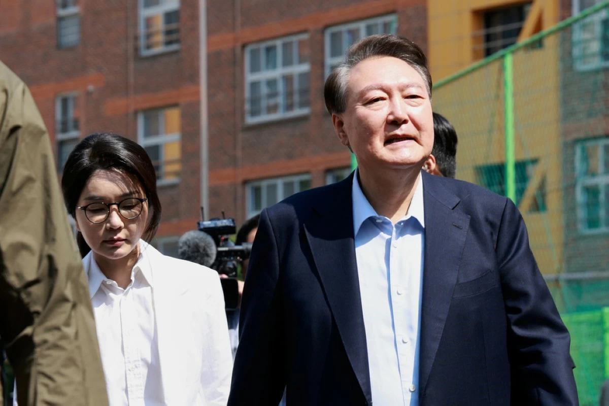 Former South Korean President Yoon Suk Yeol, right, and former first lady Kim Keon-Hee arrive to cast their votes for the presidential election at a polling station in Seoul, South Korea, Tuesday, June 3, 2025. (Shin Hyun-woo/Yonhap via AP)