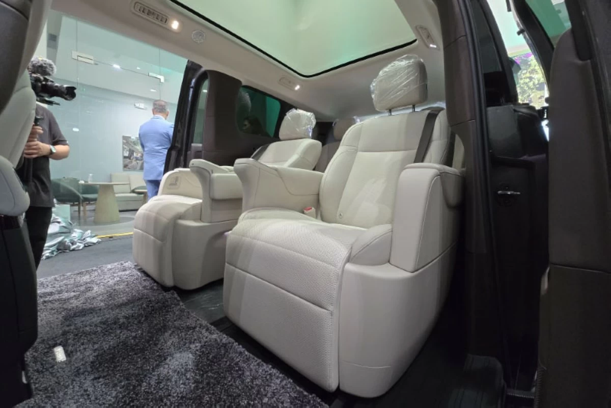 Business class chairs in the second row of the Li Mega