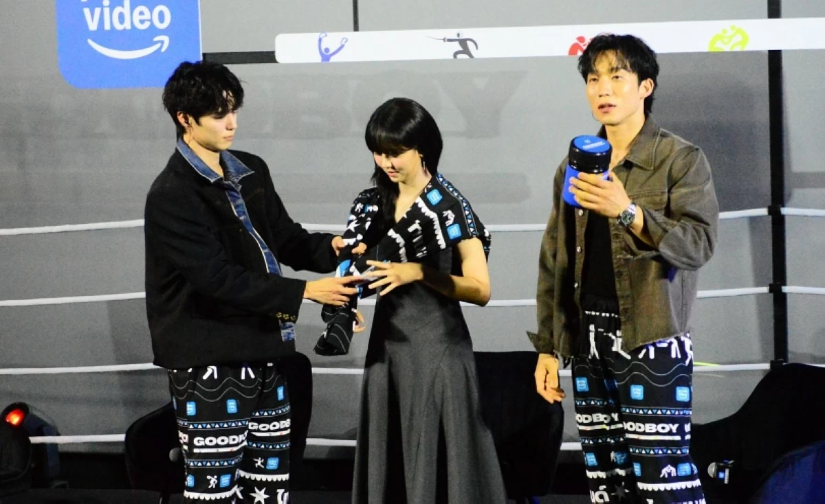 Korean stars (from left) Park Bo-gum, Kim So-hyun and Lee Sang-yi wearing the 