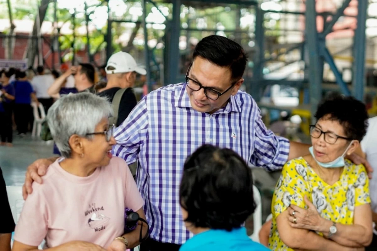 Muntinlupa Mayor Ruffy Biazon with senior citizens (Photo from Mayor Biazon's Facebook account)