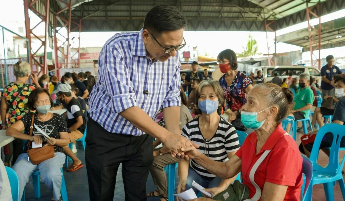 Muntinlupa Mayor Ruffy Biazon with senior citizens (Photo from Mayor Biazon's Facebook account)