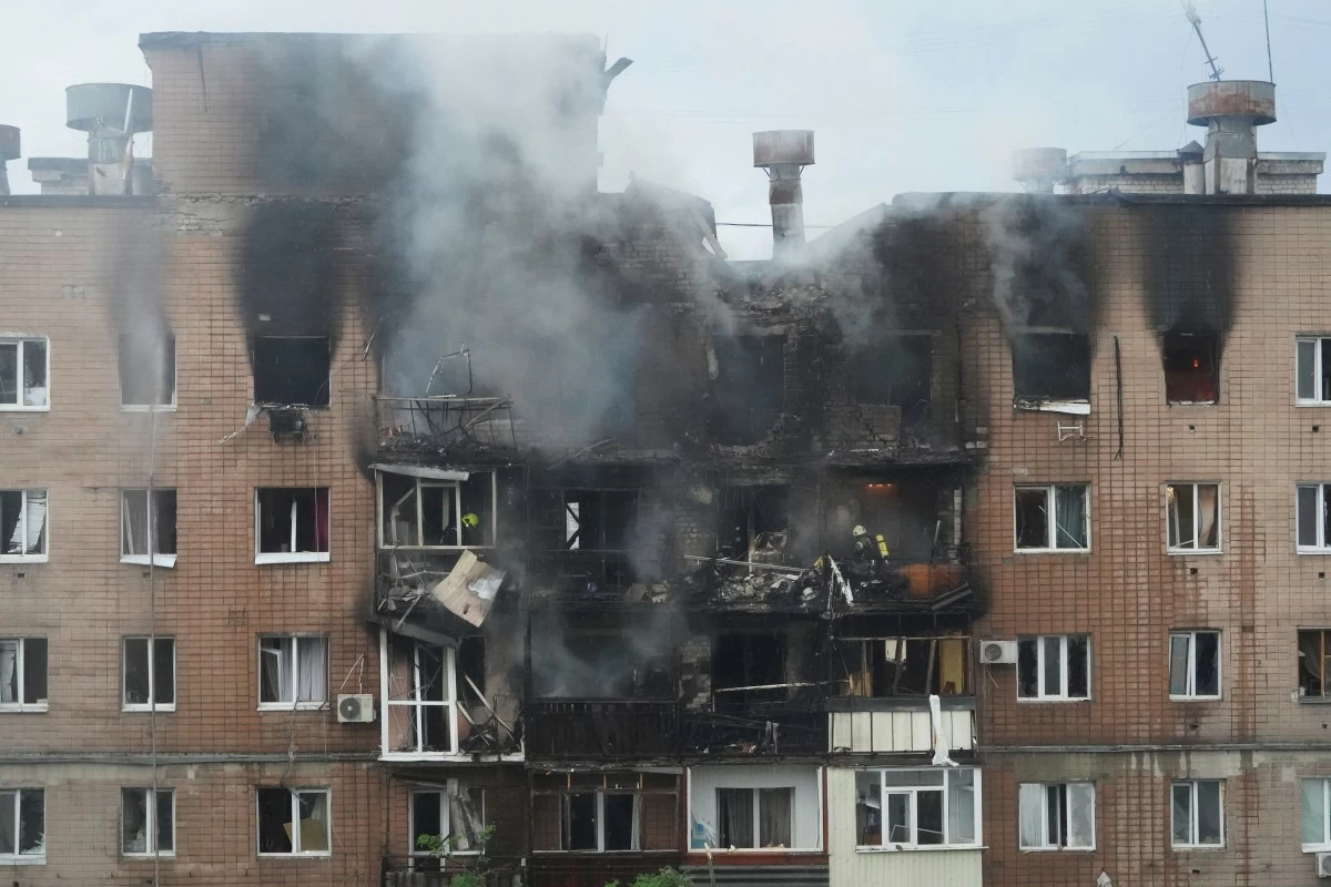 A view after a Russian attack that hit a residential building in Kharkiv, Ukraine, Saturday, June 7, 2025. (AP Photo/Andrii Marienko)