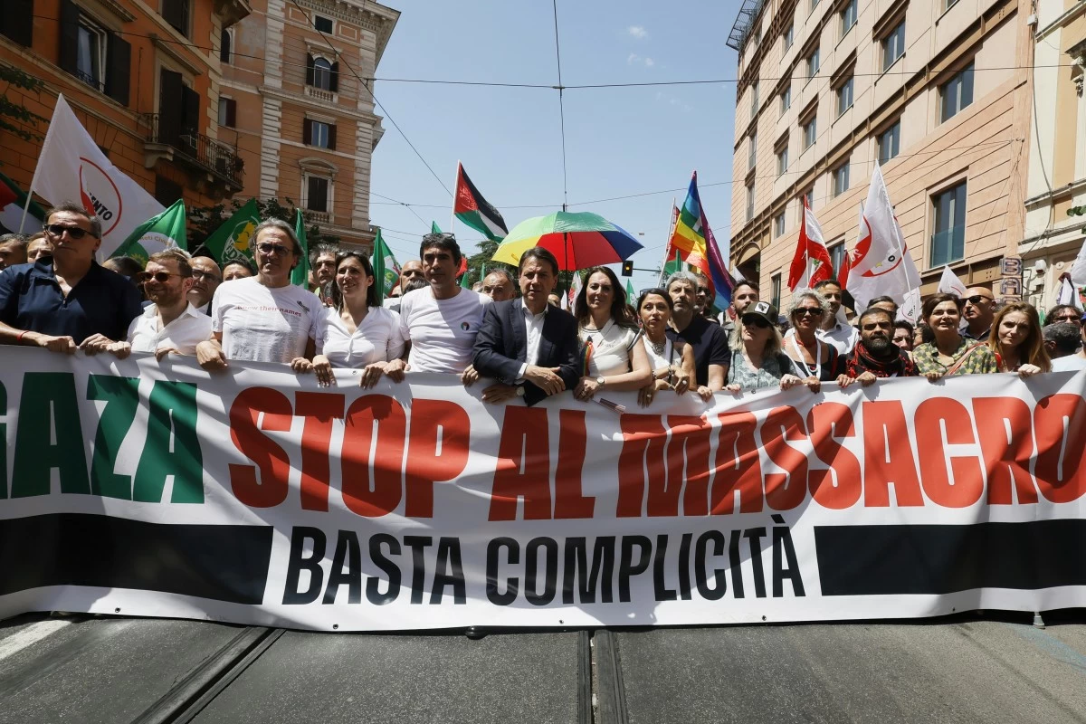 People and center-left political leaders march during a pro-Palestinians demonstration in Rome, Saturday, June 7, 2025.  (Cecilia Fabiano/LaPresse via AP)