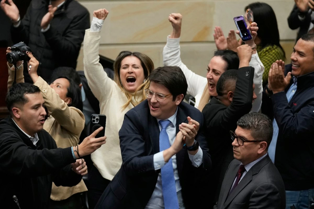 FILE - Miguel Uribe Turbay, center in blue tie, a Colombian senator and presidential candidate for the right-wing Centro Democrático party, celebrates after voting against a labor reform referendum proposed by the government, in Bogota, Colombia, May 14, 2025. (AP Photo/Fernando Vergara, File)