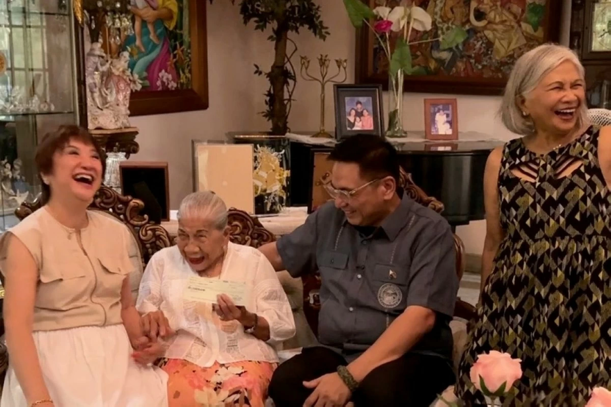 Mayor Ruffy Biazon with Maxima “Ximang” Entila (Photo from Mayor Biazon's Facebook account)  