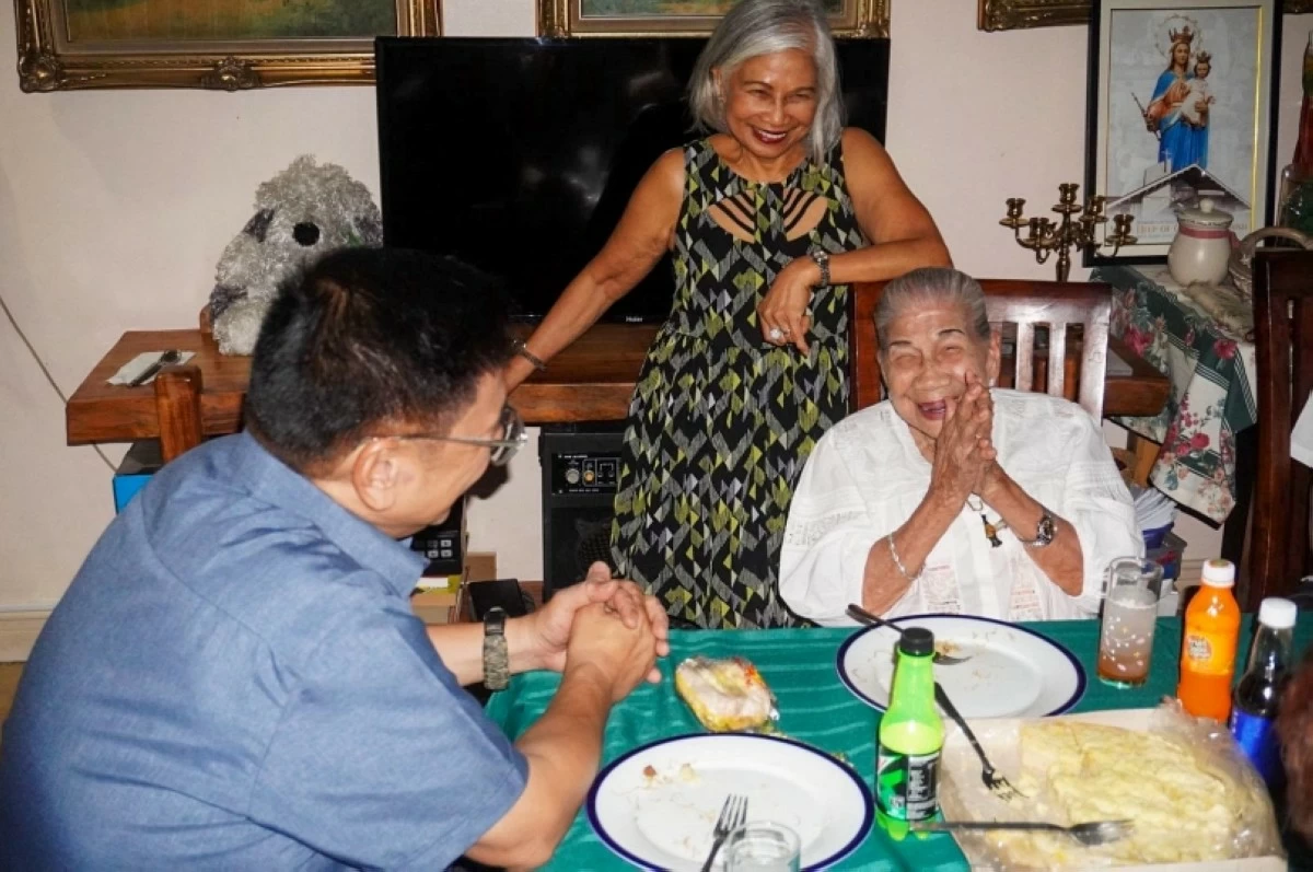 Mayor Ruffy Biazon with Maxima “Ximang” Entila (Photo from Mayor Biazon's Facebook account)  