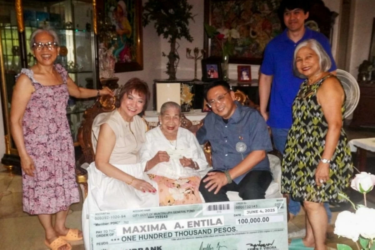 Mayor Ruffy Biazon presents a mock check to Maxima “Ximang” Entila who turned 100 (Photo from Mayor Biazon's Facebook account)  