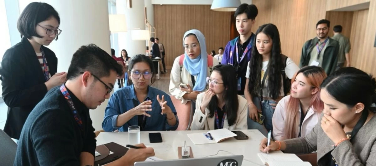 Cambodian content creator and Fulbright alumnus Ping Ann Oung mentors participants at the ‘Creators Co-Lab: Young Southeast Asian Leaders Initiative (YSEALI) Bootcamp for Digital Creators’ hosted by the Philippines.