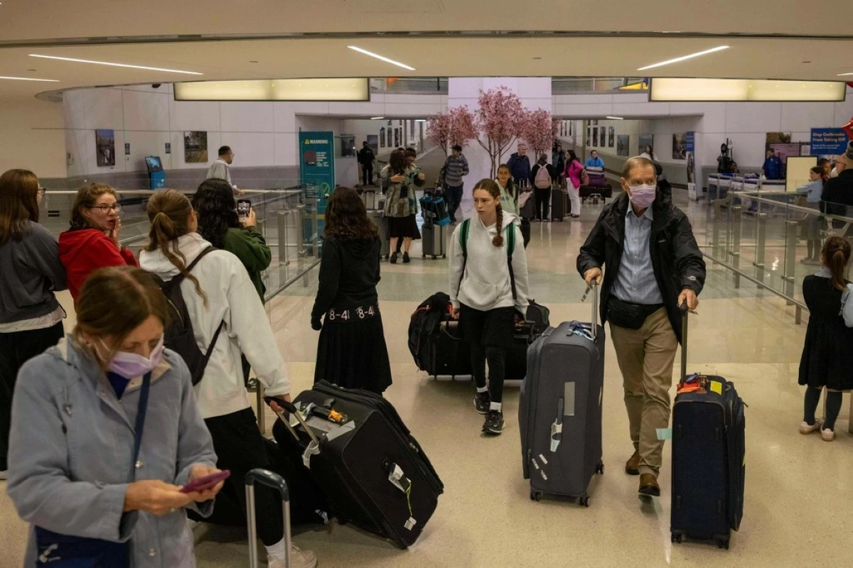 People carrying suitcases arrive from international flight at Newark Liberty International Airport, Monday, June 9, 2025, in New Jersey. (AP Photo/Yuki Iwamura)