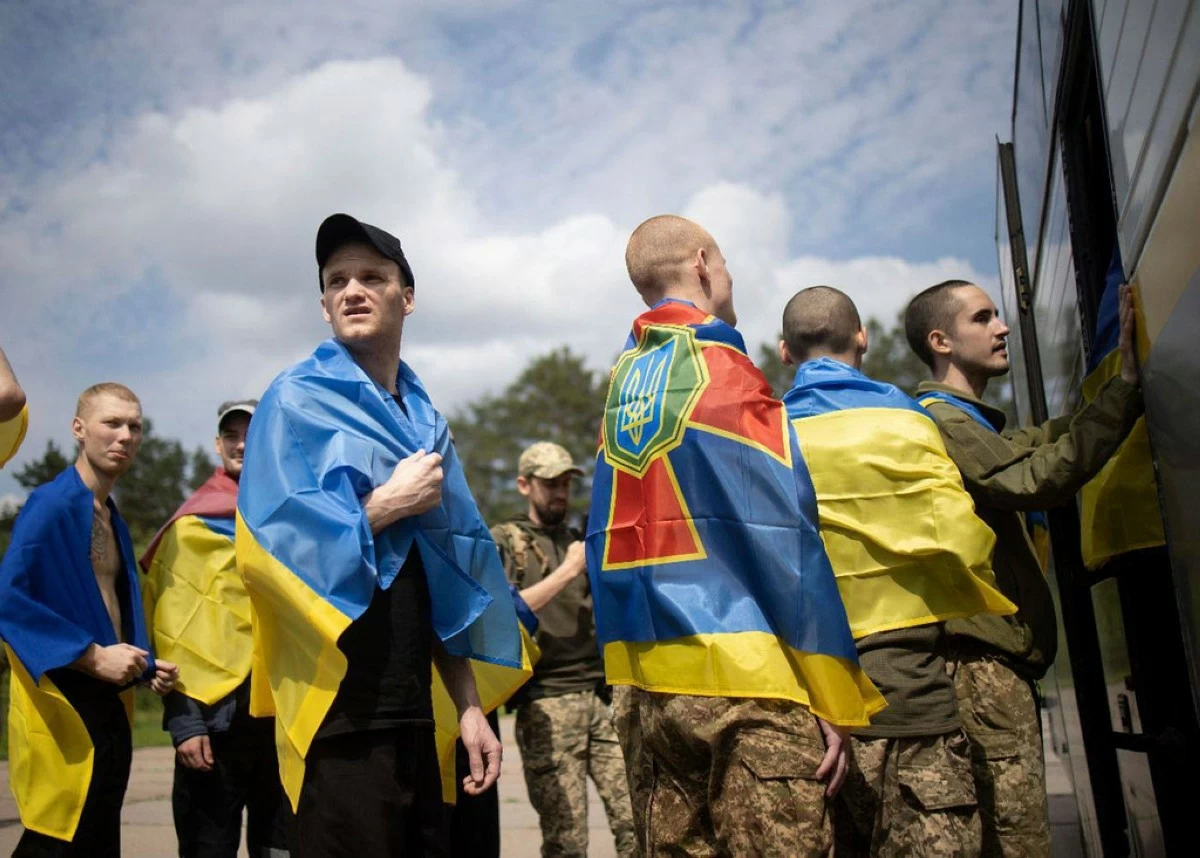 In this photo provided by the Ukrainian Presidential Press Office, Ukrainian soldiers react after returning from captivity during a prisoners' exchange between Russia and Ukraine, in Chernyhiv region, Ukraine, Monday, June 9, 2025. (Ukrainian Presidential Press Office via AP)