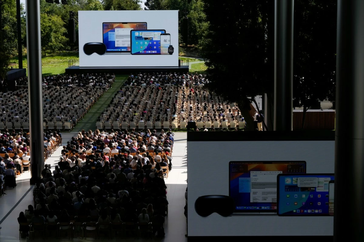 Attendees watch a presentation during an event on the Apple campus in Cupertino, Calif., Monday, June 9, 2025. (AP Photo/Jeff Chiu)
