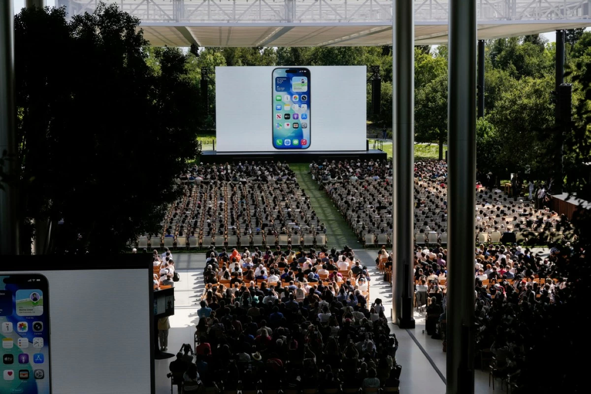 Attendees watch a presentation during an event on the Apple campus in Cupertino, Calif., Monday, June 9, 2025. (AP Photo/Jeff Chiu)