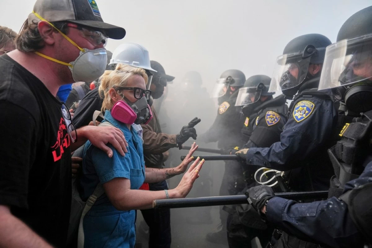 Protesters confront police on the 101 Freeway near the Metropolitan Detention Center of downtown Los Angeles, Sunday, June 8, 2025, following last night's immigration raid protest. (AP Photo/Jae C. Hong)