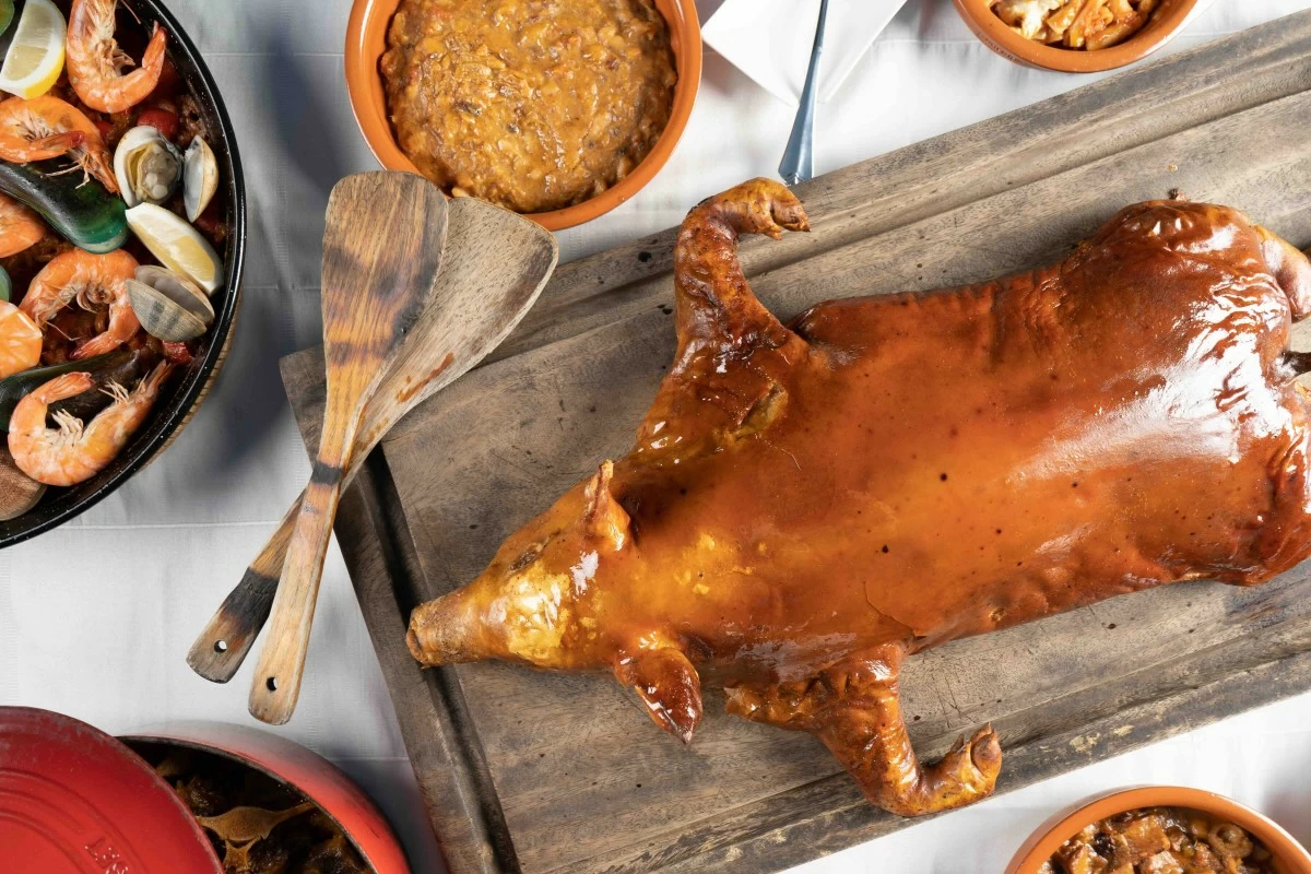 CENTERPIECE SERVED A golden cochinillo rests at the heart of the table, its crisp skin and tender meat made for moments worth gathering.