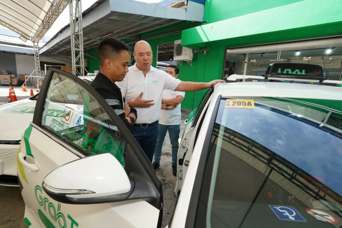 From left: Grab Philippines Country Head, Ronald Roda, and EV Taxi Corp. President, Frankie Ang.