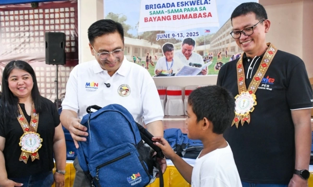 Muntinlupa Mayor Ruffy Biazon distributing free Balik Eskwela packages (Photo from Muntinlupa PIO)