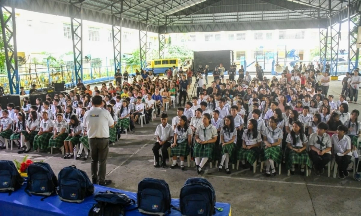 Muntinlupa Mayor Ruffy Biazon during the distribution of free Balik Eskwela packages (Photo from Muntinlupa PIO)
