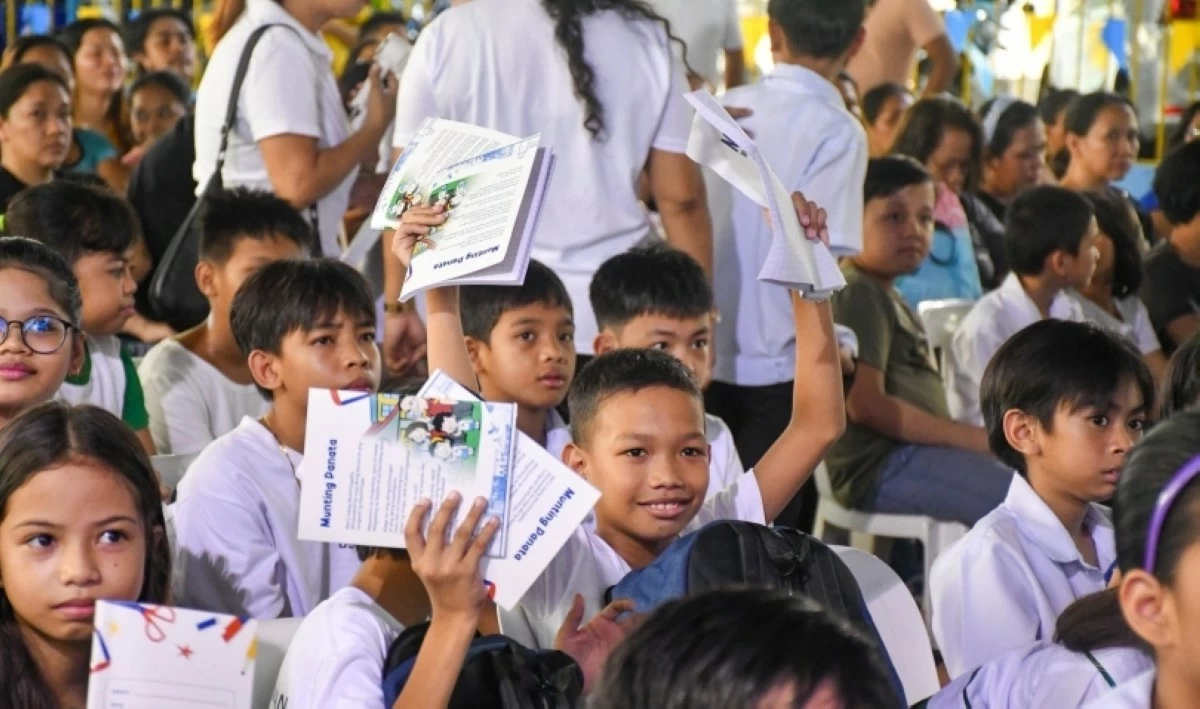 Students show their free Balik Eskwela packages given by the Muntinlupa City government  (Photo from Muntinlupa PIO)