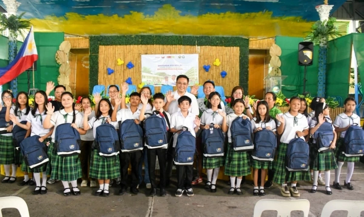 Muntinlupa Mayor Ruffy Biazon poses with students during the distribution of free Balik Eskwela packages (Photo from Muntinlupa PIO)