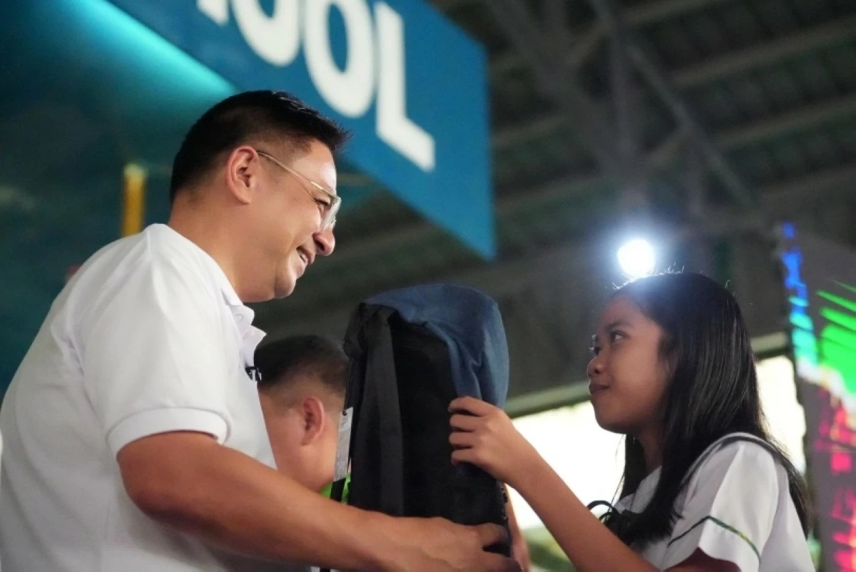 A student receiving her  free Balik Eskwela package from Muntinlupa Mayor Ruffy Biazon (Photo from Muntinlupa PIO)